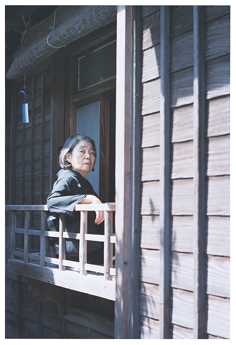 樹木さんが鎌倉の家の二階で佇んでいる写真